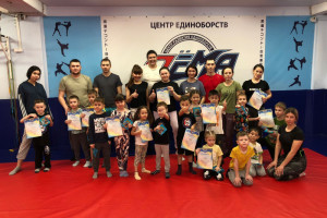 Родители тренировались вместе со своими спортсменами на семейной тренировке по кикбоксингу
